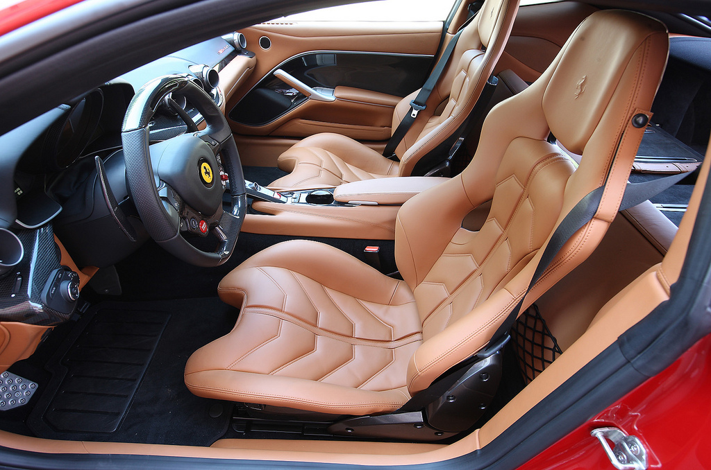 2013-Ferrari-F12berlinetta-Interior-Live-5.jpg