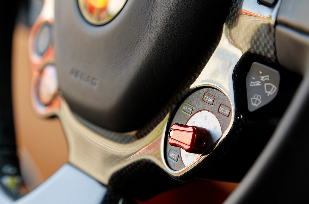 2013-Ferrari-F12berlinetta-Interior-Live-1.jpg