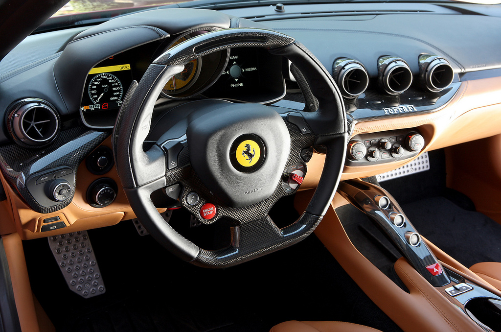 2013-Ferrari-F12berlinetta-Interior-Live-6.jpg