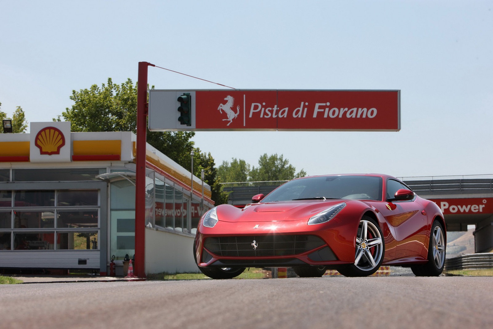 2013-Ferrari-F12berlinetta-1.jpg